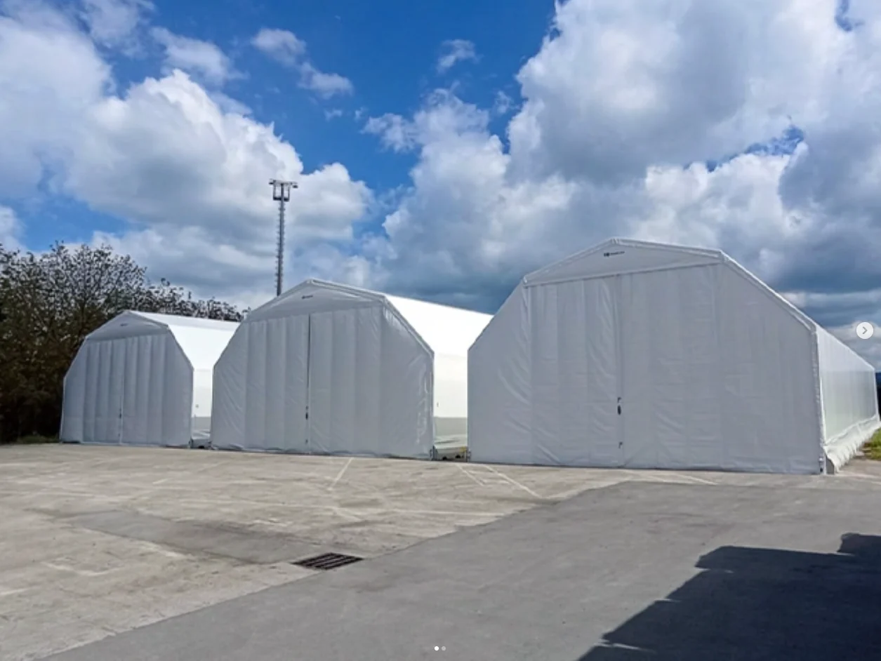 Drei weiße Hallen auf einer Freifläche