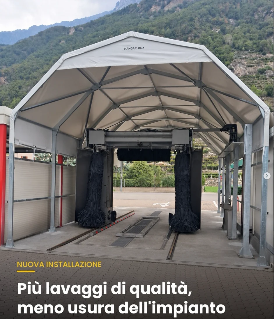Überdachung über einer Autowaschanlage