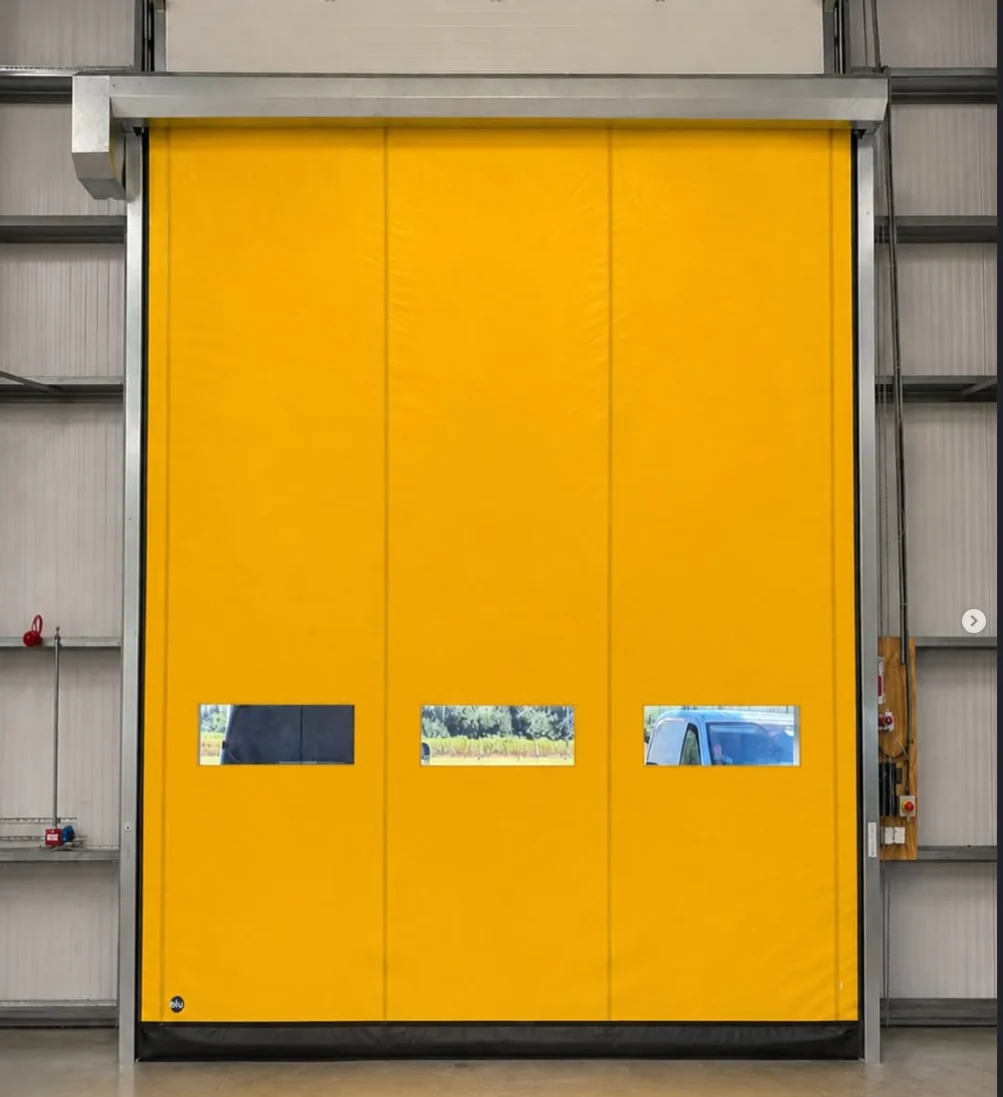 Gelbes Industrietor mit drei Fenstern