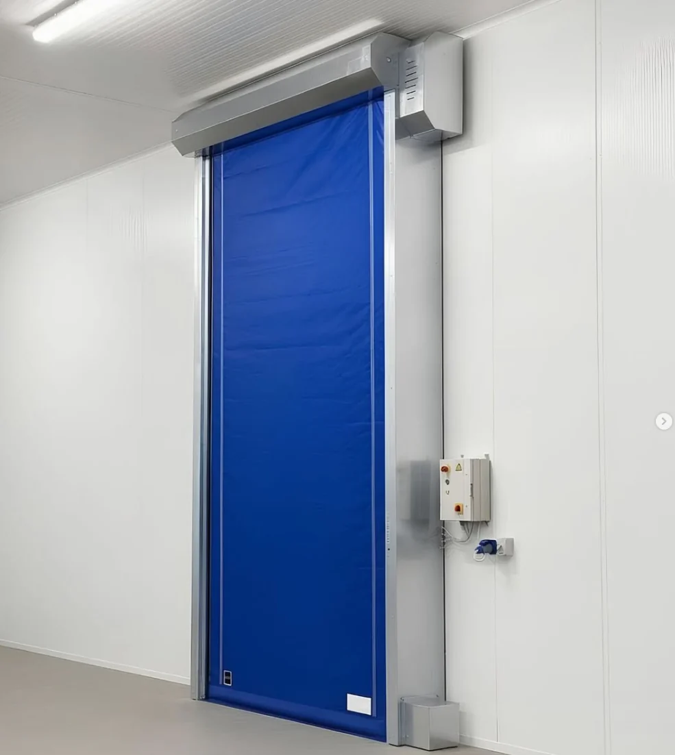 Schmales blaues Industrietor in einem weißen Raum