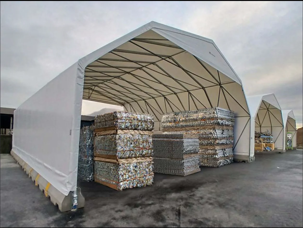 Weiße Hallen mit Materialballen