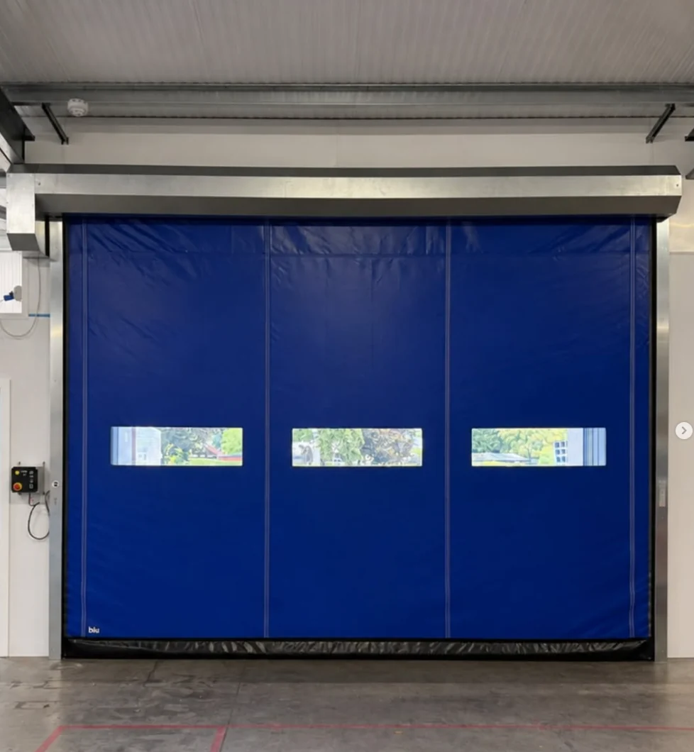 Breites blaues Industrietor mit drei Fenstern