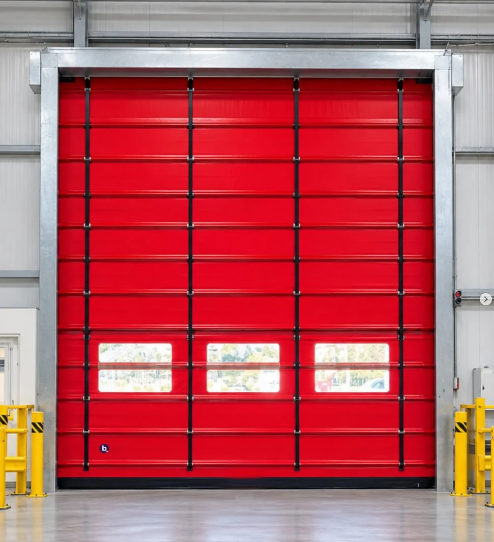 Rotes Industrietor mit horizontalen Verstärkungen und Fenstern