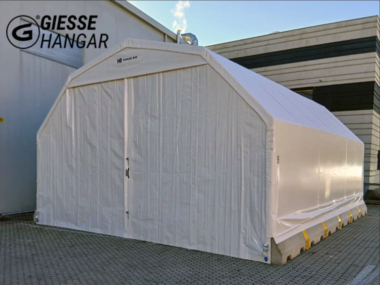 Weiße Halle neben einem Gebäude