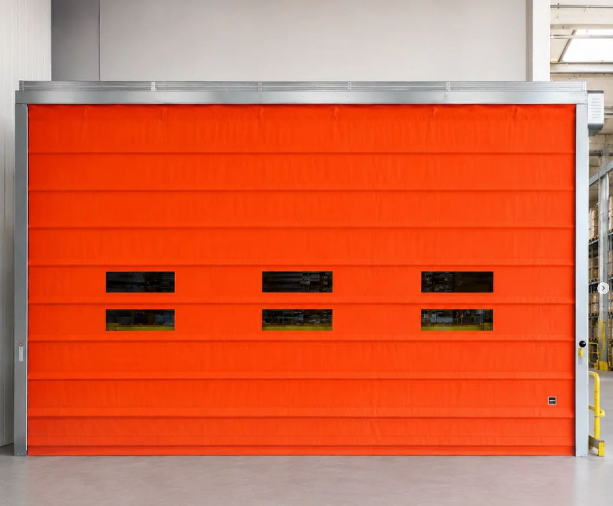 Breites oranges Industrietor mit Fenstern