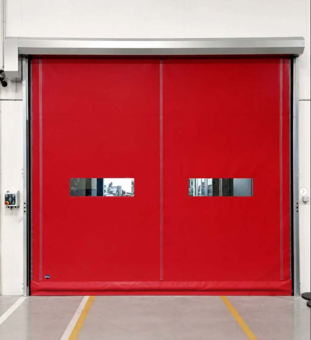 Rotes Industrietor mit zwei Fenstern